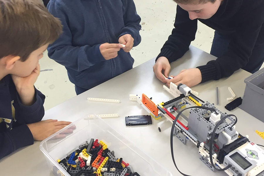 Roobot Academy Kinder bauen Roboter